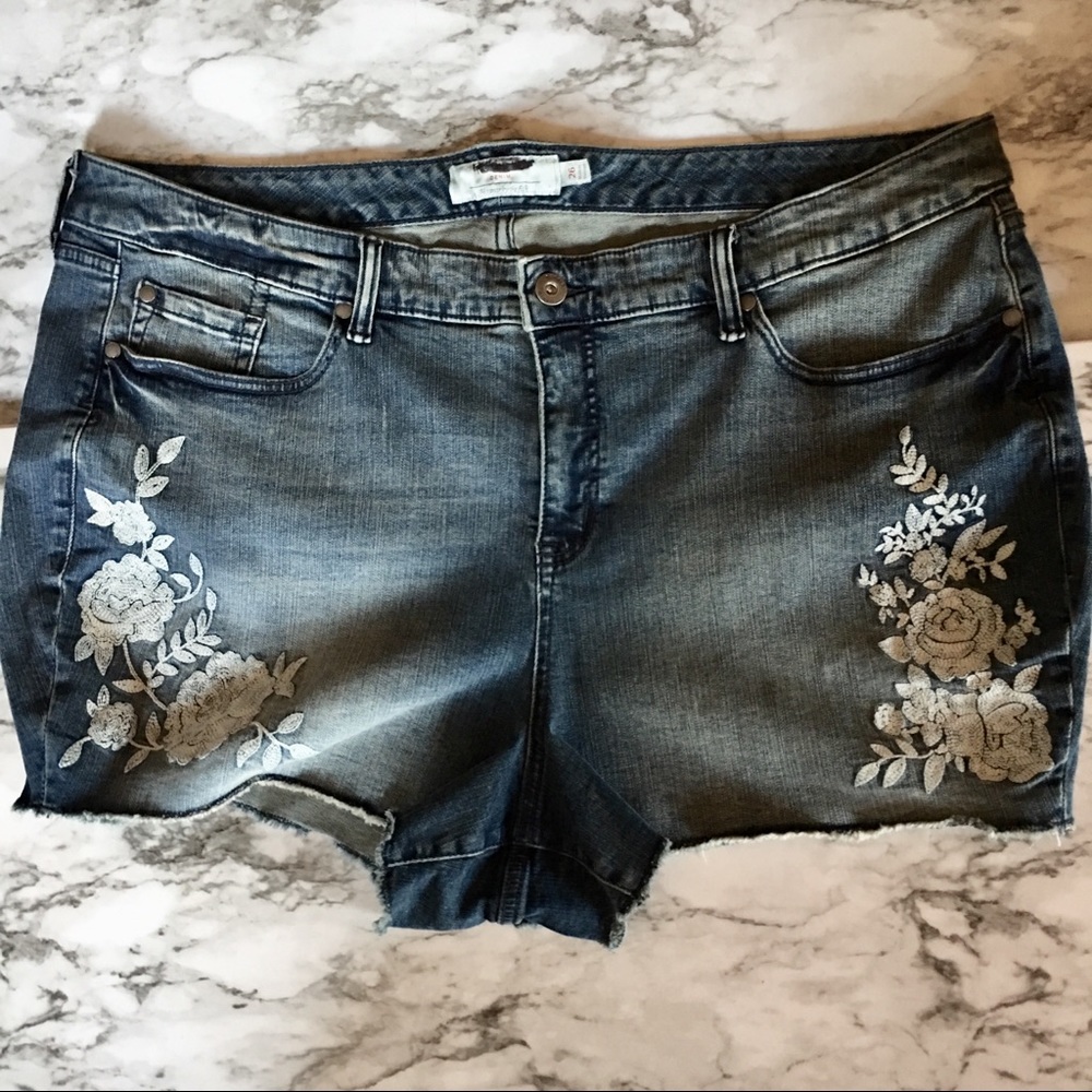 TORRID floral embroidered denim shorts 26 - Picture 2 of 8